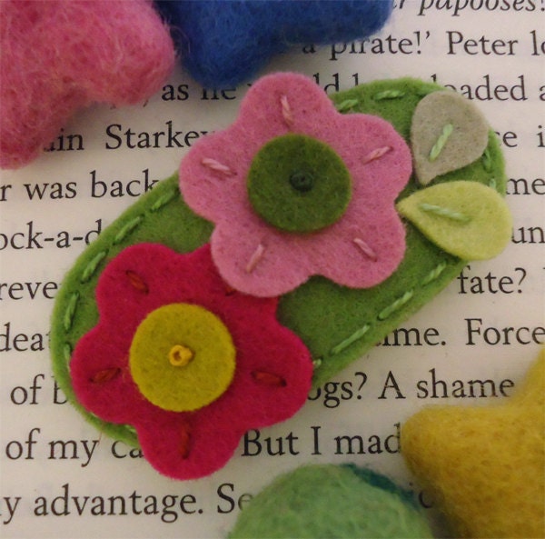 NO SLIP Wool felt hair clip -Double flower (raspberry & old pink) -sage green