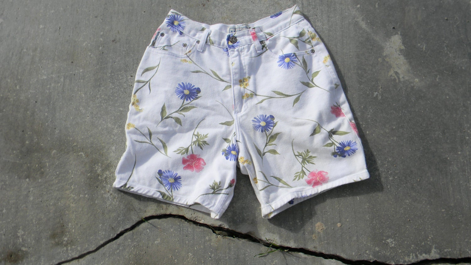 90s // FLORAL DENIM SHORTS