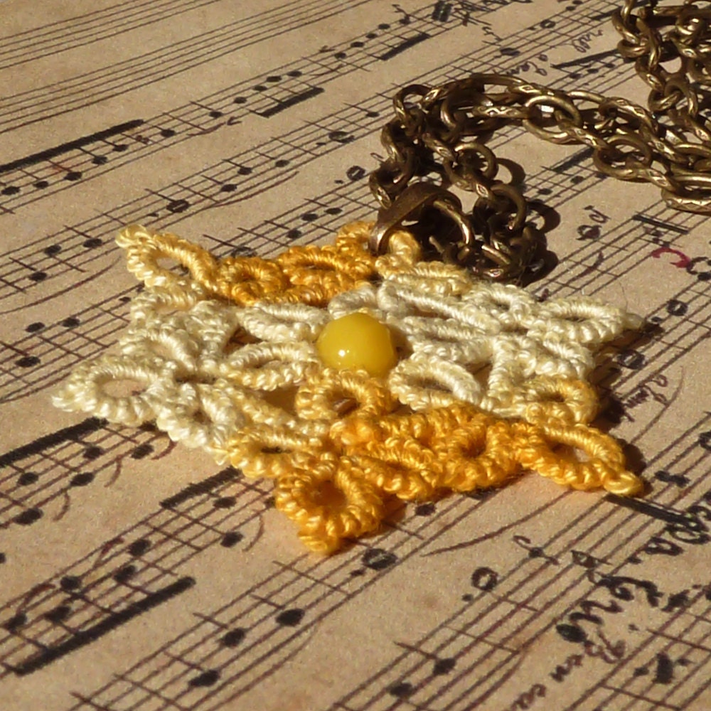 Yellow necklace / lace fashion / yellow jewelry