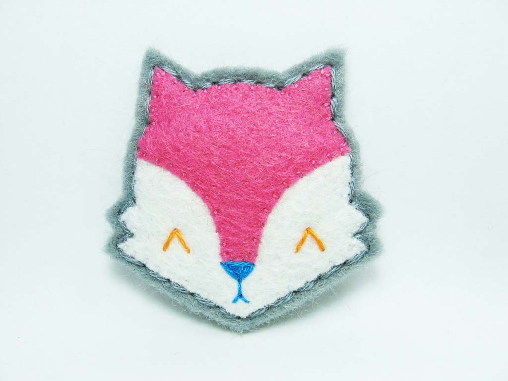 Pink moody fox felt brooch - tiny size