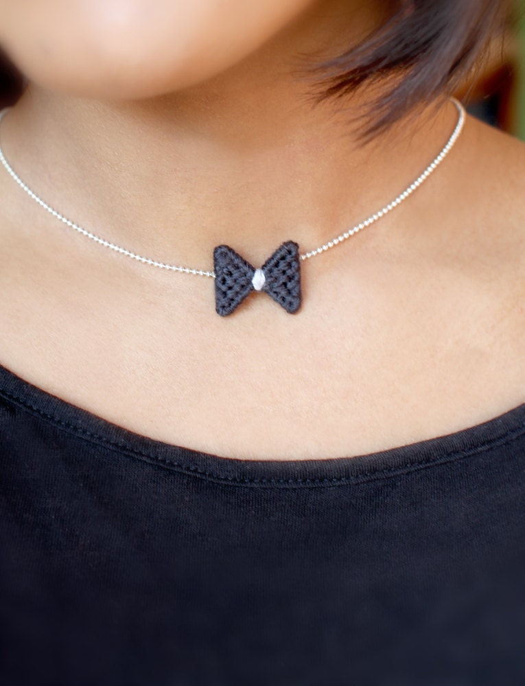 Pee Wee Bow Tie necklace: mini abstract bow tie necklace made of wool