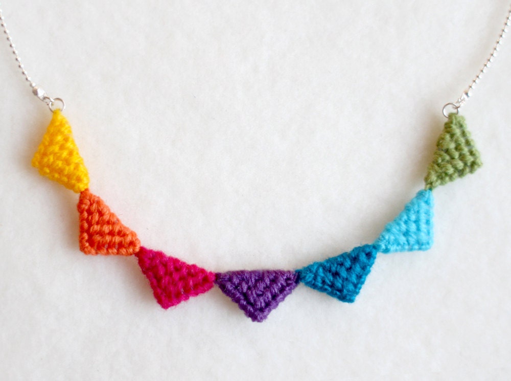 Tribal Triangle Necklace made of wool: Multicolour