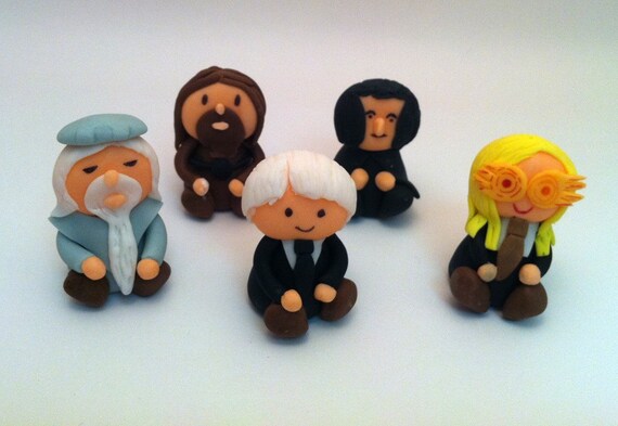 Harry Potter, and friends 9 different to choose from Cupcake Toppers, Great Harry Potter Cake idea too Il_570xn