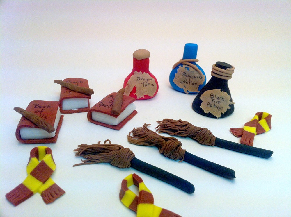 Harry Potter, potions, brooms, spell books and scarfs Cupcake Toppers, Great Harry Potter cupcake ideas Il_570xn