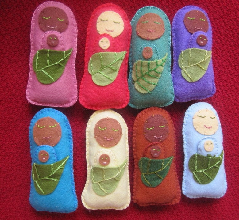 Mother with baby in leaf pouch, wool felt, wool stuffed MOST COLORS AVAILABLE