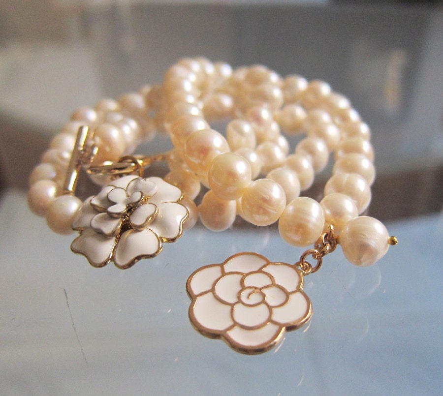 Realsl Set -Freshwater Pearls Necklace and Bracelet with White Metal Roses