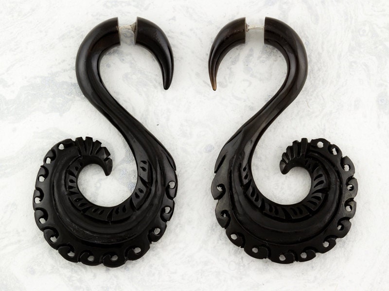 Fake Gauges - Black Horn Earrings - Venice River Curls