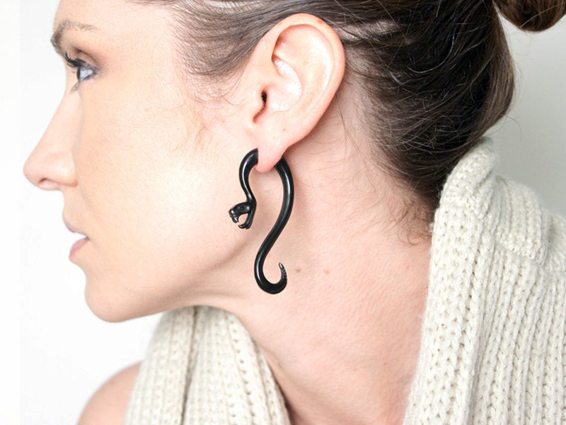 Fake Gauges - Serpent Curls Black Horn Earrings
