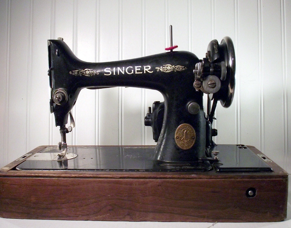 Antique Singer Sewing Machine from 1926