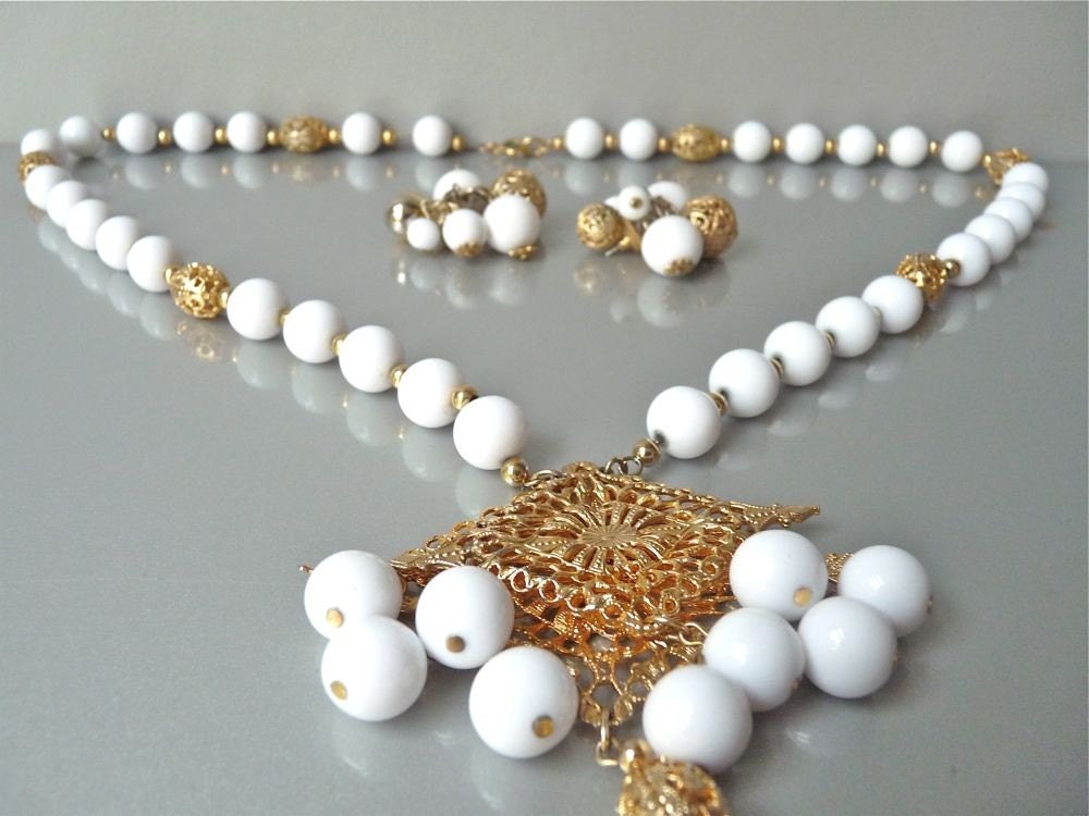 Vintage Napier white and goldtone pendant necklace & earrings