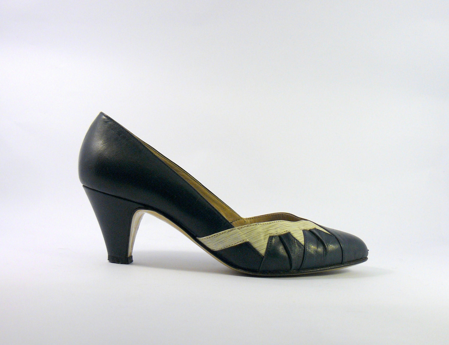 Vintage 1960s Italian navy blue and white heels. medium heels shoes us 5.5 / eu 35.5 / uk 2.5