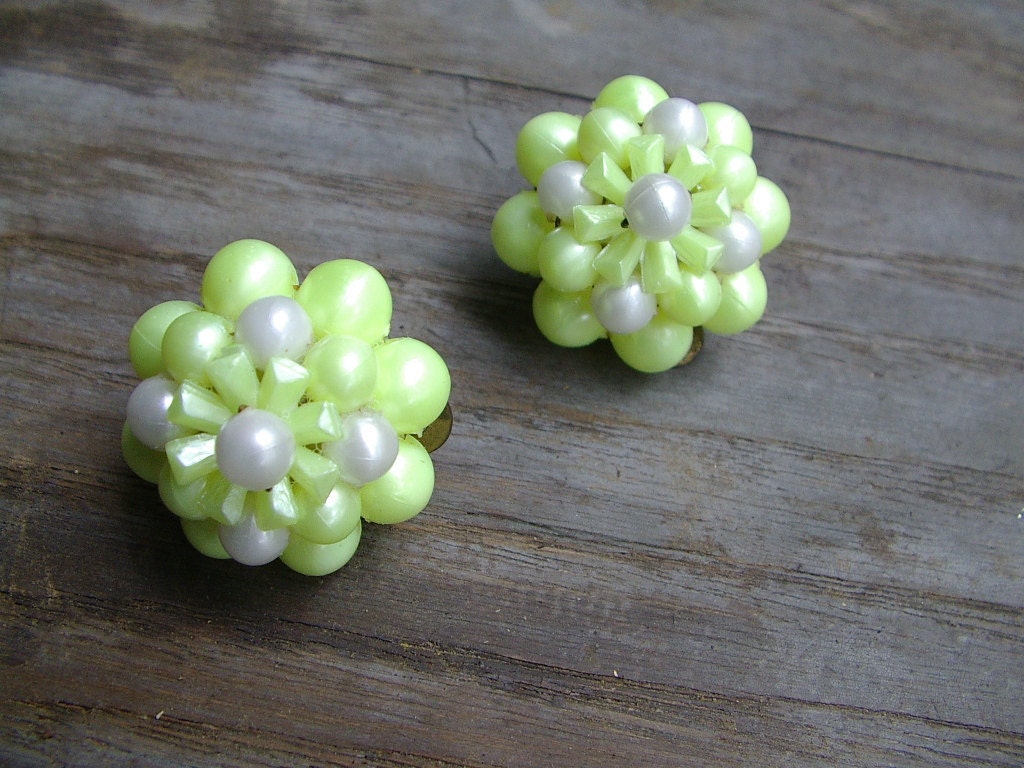 SALE )) vintage 1950s spring green Beaded Clip Earrings