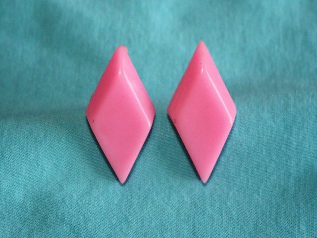 Vintage Vintage PINK Earrings Diamond Shaped Retro Pierced Earrings  (sn 113)