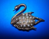 Vintage Swan Brooch Pearl Red Faceted Glass Eye Pin (SN 371)