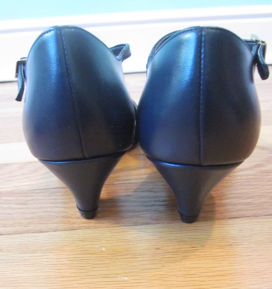 CLASSIC/ Dark Navy Blue, Round Toed T-Strap Kitten Heels Size 6.5/7