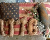 pRiMiTiVe AmEriCaNa FlAg WIth CroW  SwEeT AnNie 1776 ShelF SItTer
