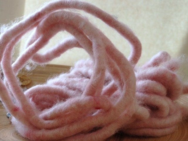 WIRED WOOLEN ROPE - rose - 2.5m (2.73 yrds) x 1-1.5cm flexible cord.