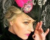 Black Vintage-Pinup Hand Painted Cameo Netted Feather Hat