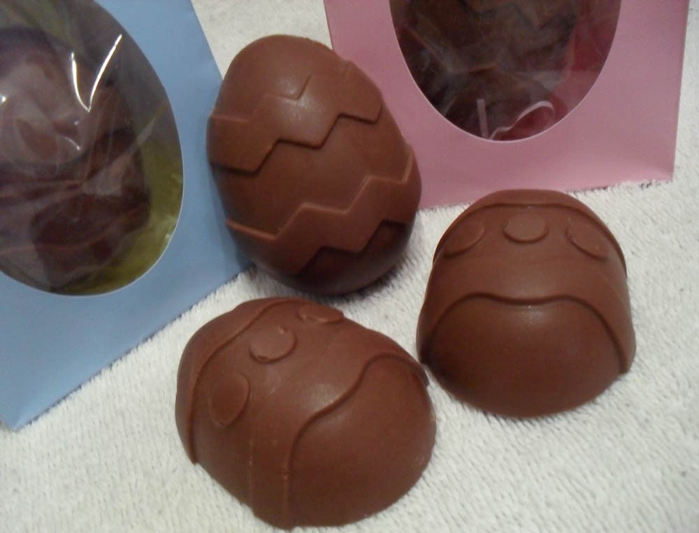 Marshmellow Chocolate Embossed Easter Egg Candy
