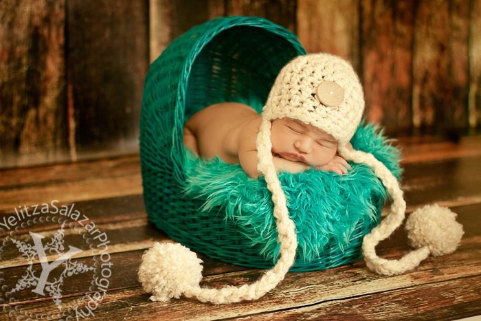 Newborn Big Pom Pom Hat in Cream