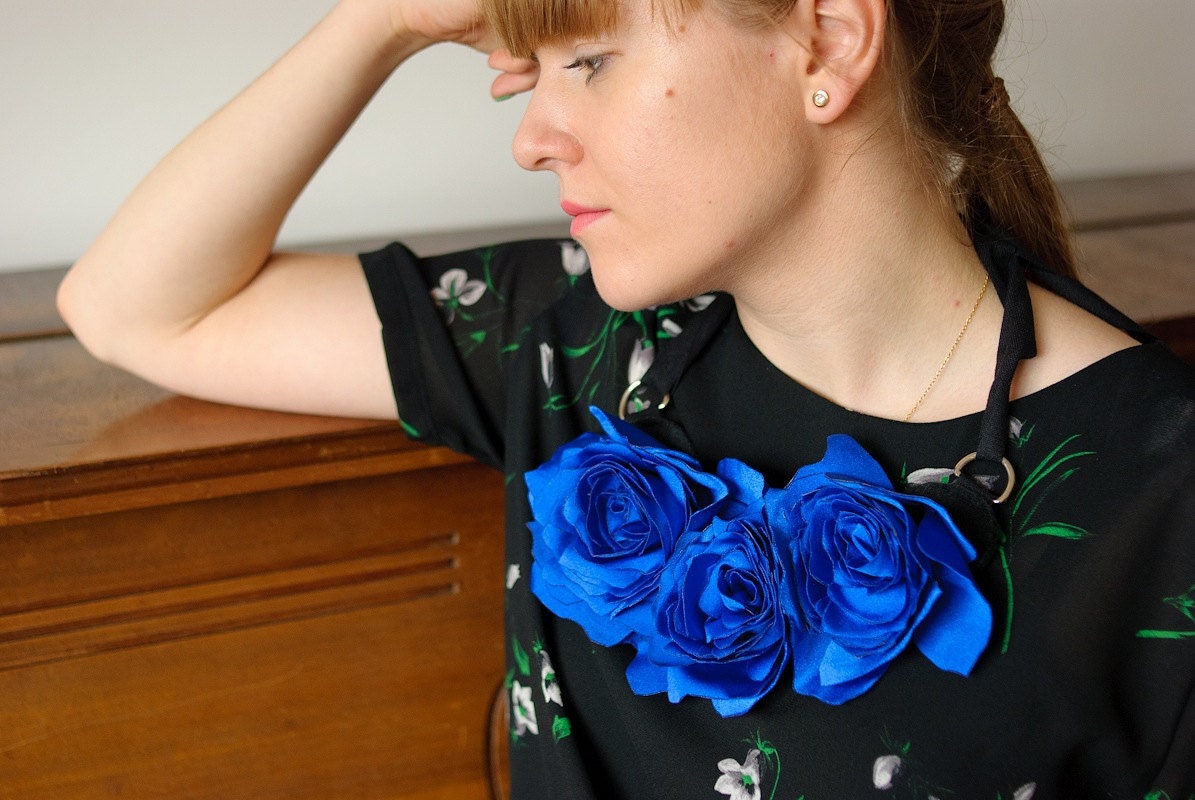 Fabric flower necklace / Blue
