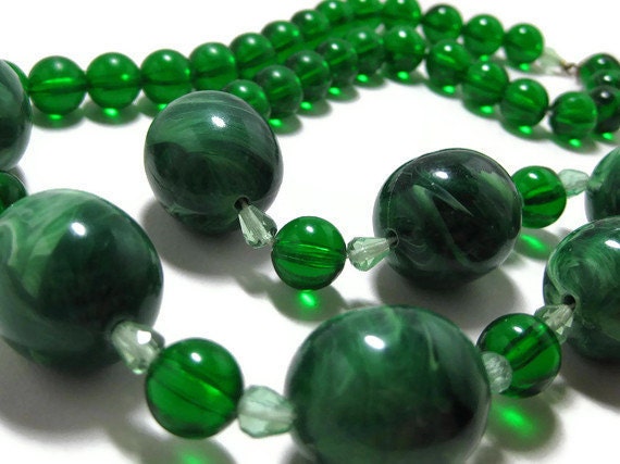 60s Green Plastic Marbleized Bead Necklace - VintageGypsies
