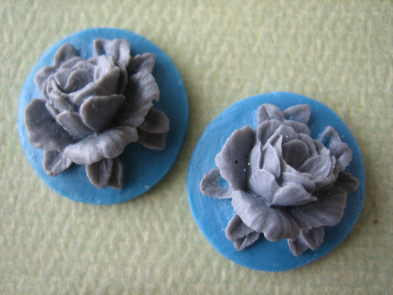 2PCS - Rose Flower Cabochons - Resin - Gray on Denim Blue - 18mm - Cabochons by ZARDENIA