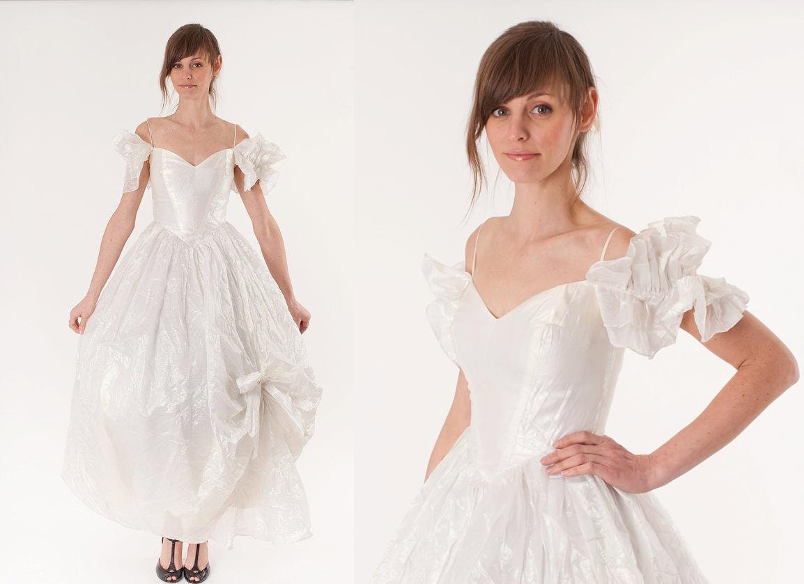 Vintage 1980s Wedding Dress / White Iridescent  Opal Pearl /  Barbie Doll  / Ball Gown / Wedding Dress / White Wedding / 0279