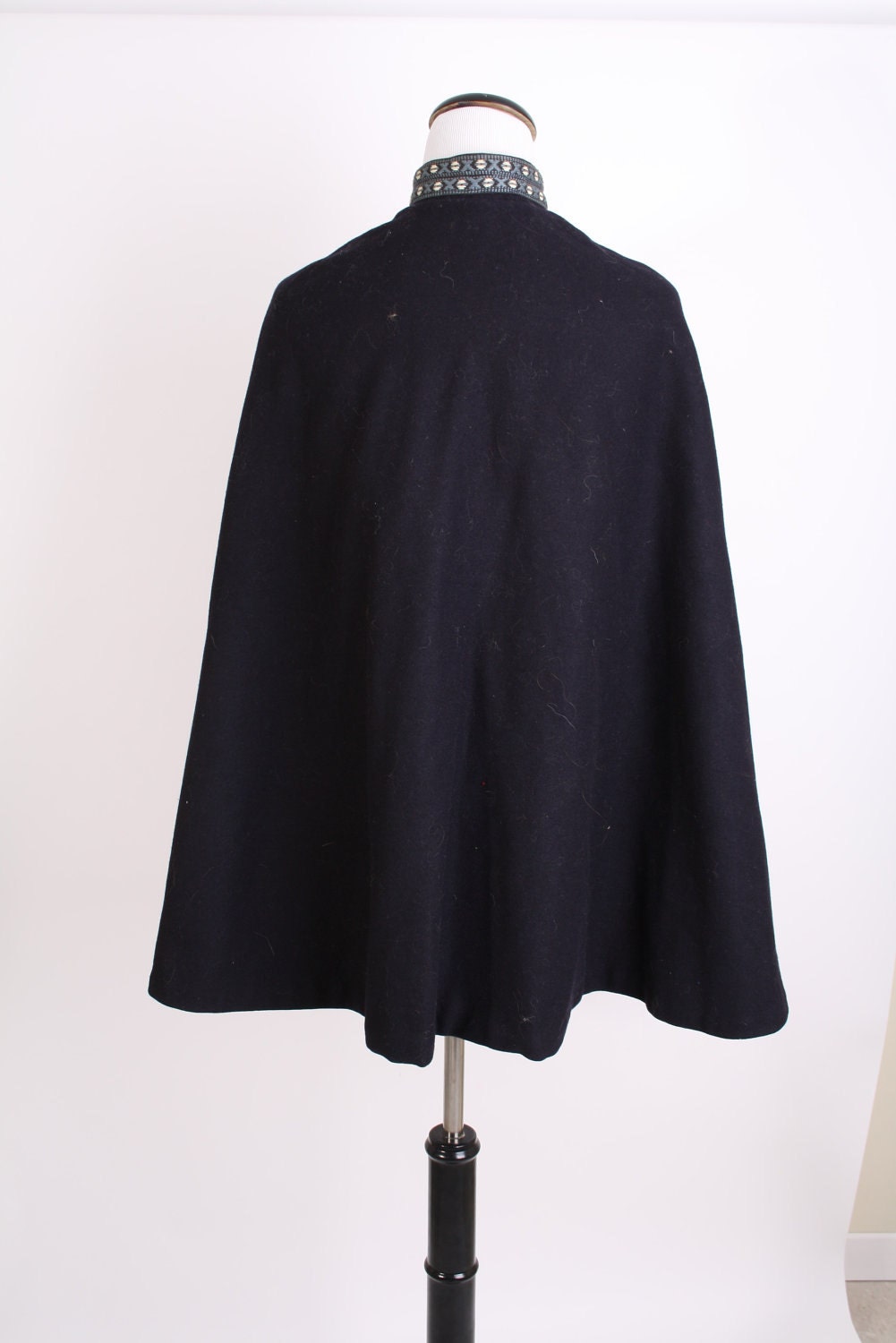 Cape Jacket / Cloak / Wool / 1940s Cape / Opera / Navy and Red / Monogramed / 40s Cloak / forties / Coat / Winter / Designer / 0655