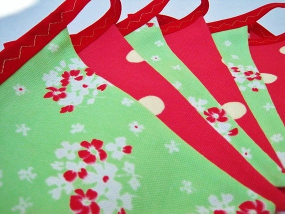 Bunting banner in Cath Kidston red & green Perfect for Christmas Almost 9 ft long (excl. ties) with 12 flags READY TO SHIP Il_570xn