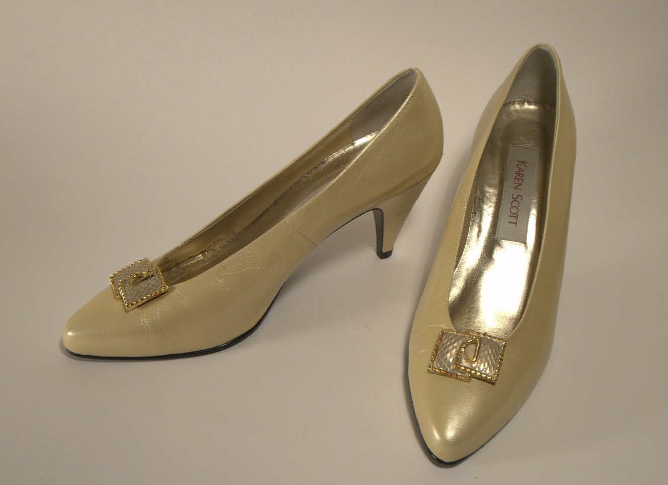 vintage KAREN SCOTT heels, 80's cream colored metallic pumps, sz. 9
