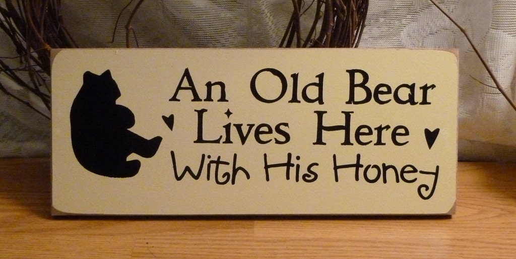 An Old Bear Lives Here With His Honey Funny Painted Wood Sign