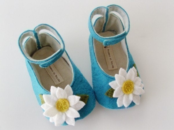 no 048 Leila Felt Baby Shoes PDF Pattern
