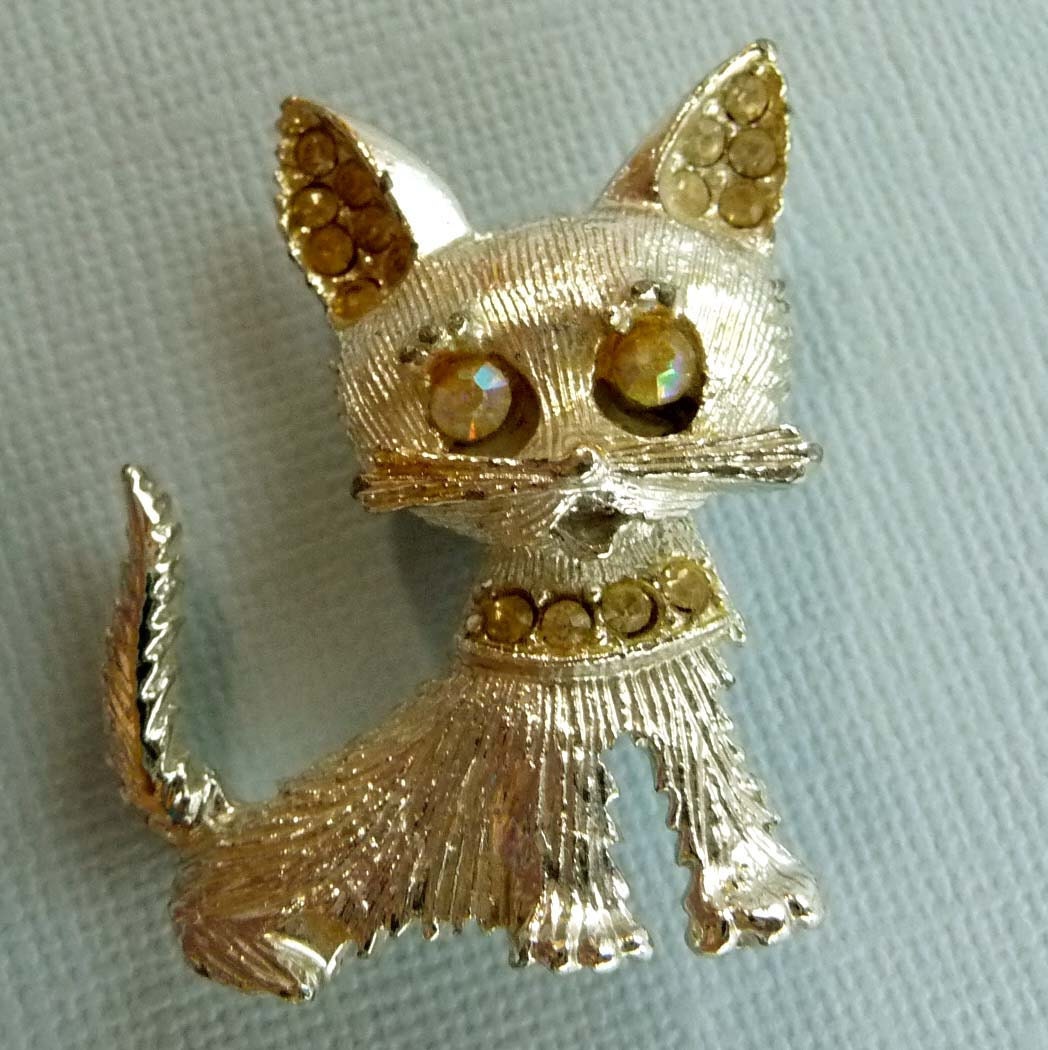 Vintage Terrier Dog Brooch with Faux Pearl Eyes & Rhinestone Collar