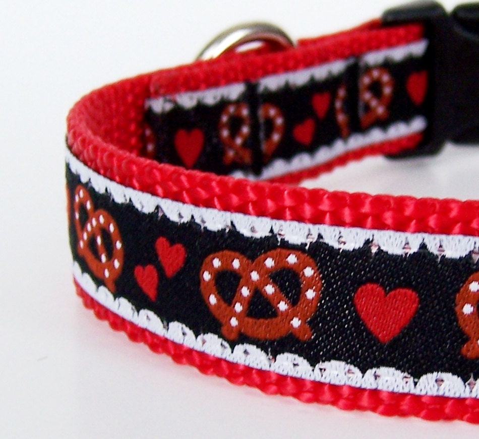 German Pretzel Dog Collar / Black / Adjustable