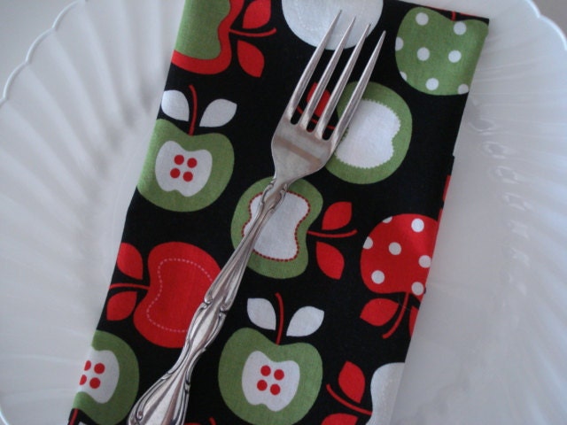 Table Linens DINNER NAPKINS - Everyday Reusable Cloth 14" x 14" Apple Print Dinner Luncheon Dessert Napkins Set of 4