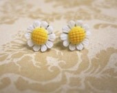 White Daisy Flower Post Earrings