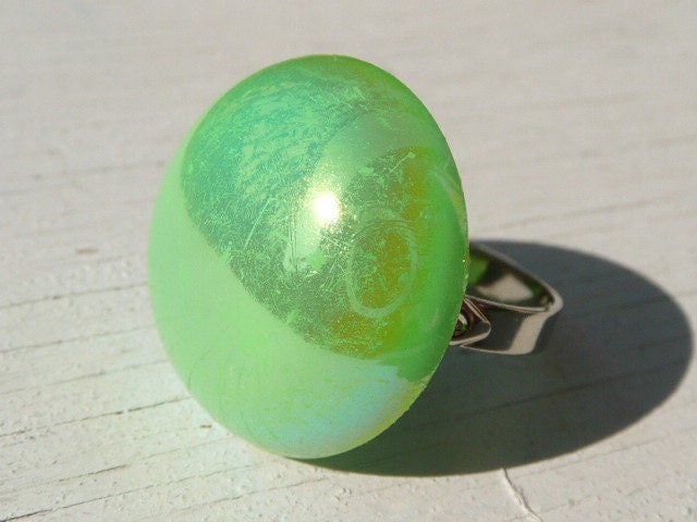 Nacre verte cocktail ring - pearlized green plastic round ring - eco friendly repurposed vintage