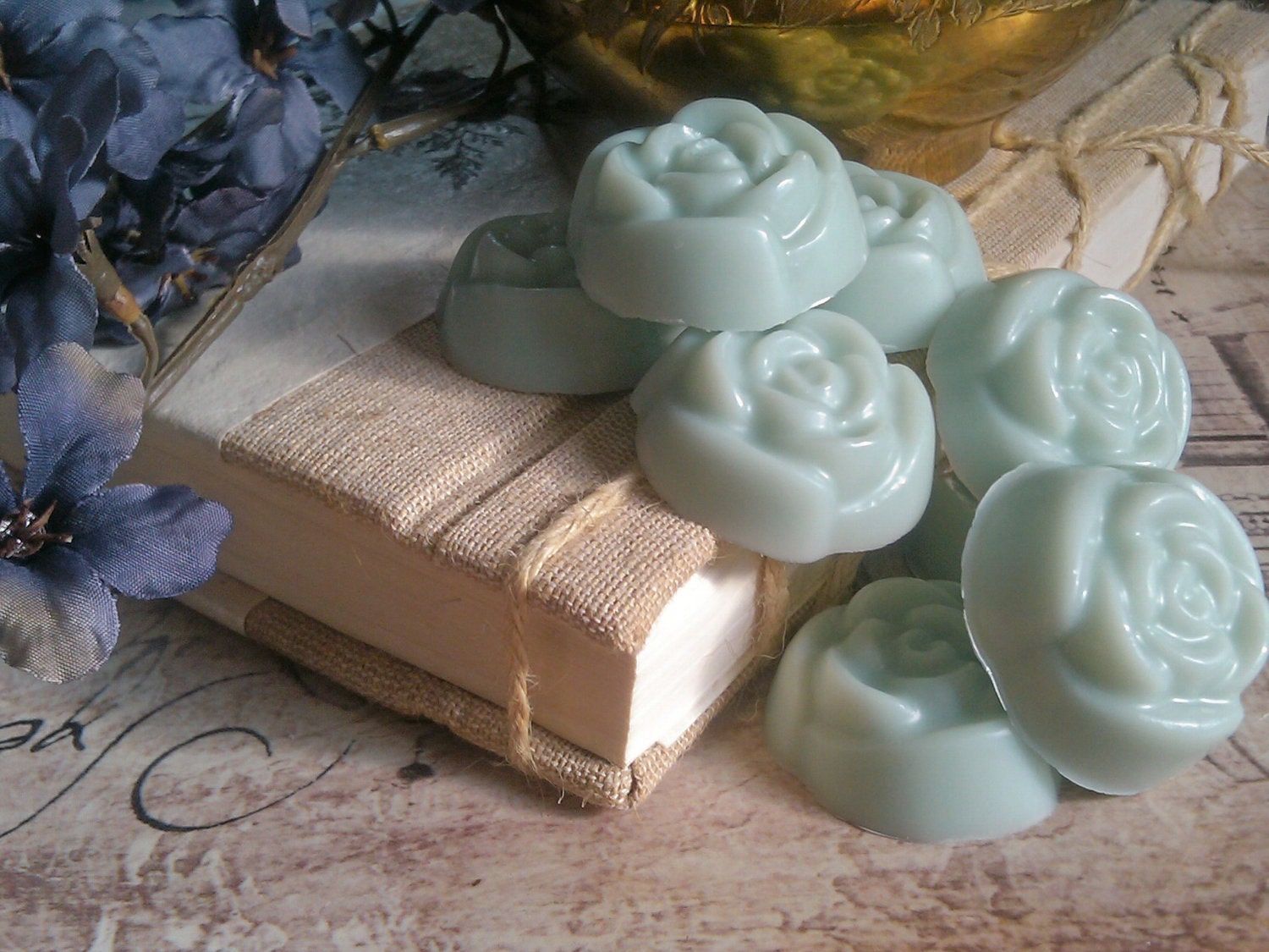 Pack of 10 (Ten) Lilac Scented Soy Candle Tarts - Floral - Sage Green