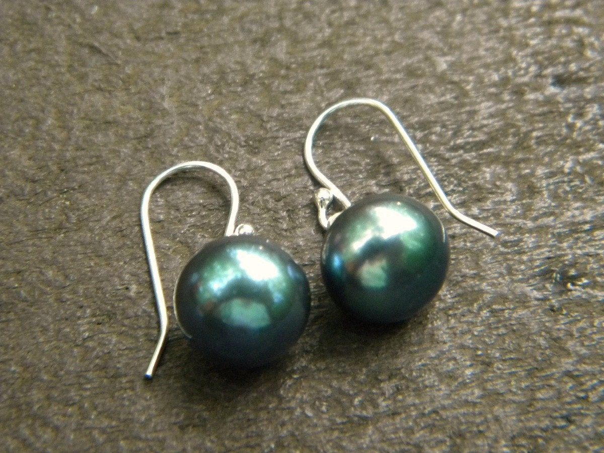 mod and simple freshwater cultured peacock blue-green pearl earrings