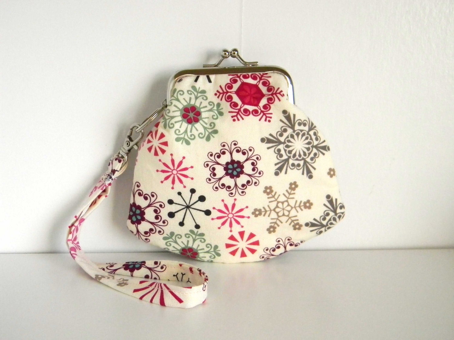 Christmas Winter Wristlet Kiss Lock Snow Flake Pink Framed
