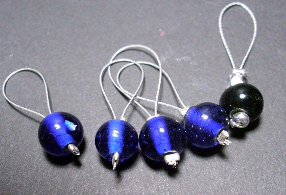 blue stitch markers.