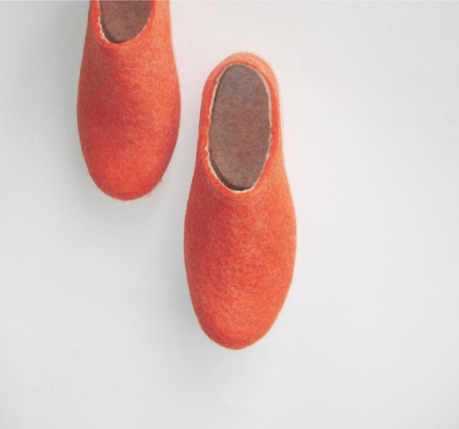Felted slippers RED FOX white. WOMENS. Made to order.