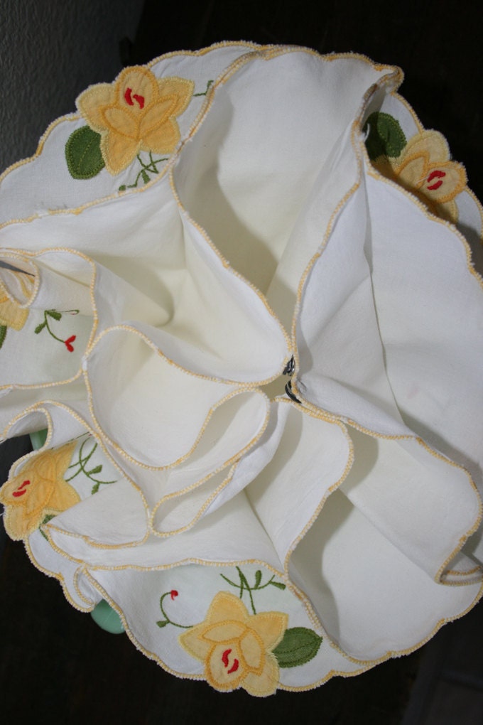 Roll Warmer with yellow flower appliques and embroidery