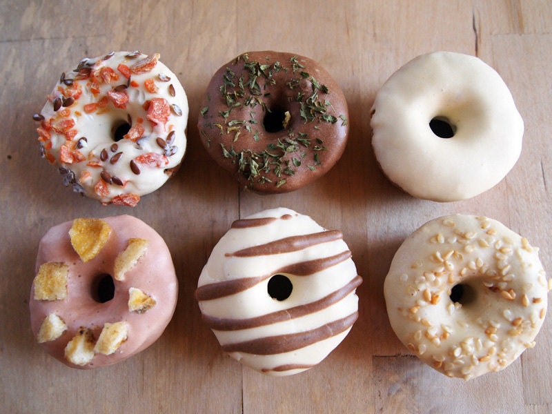 Dog Treats : 6 Pack Gourmet Doughnuts