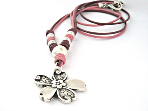 Dusty rose two tones leather necklace with zamak flower pendant
