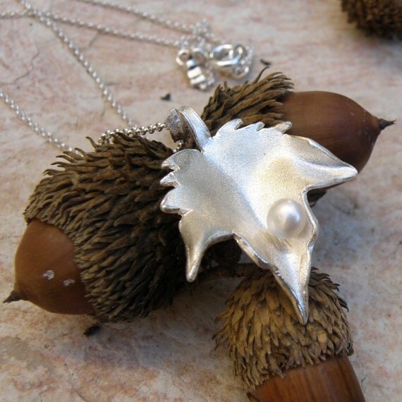 Sterling Silver Leaf Necklace with Pearl, Autumn Leaf Necklace, Woodland Jewelry, Autumn Leaves, Nature Jewellery