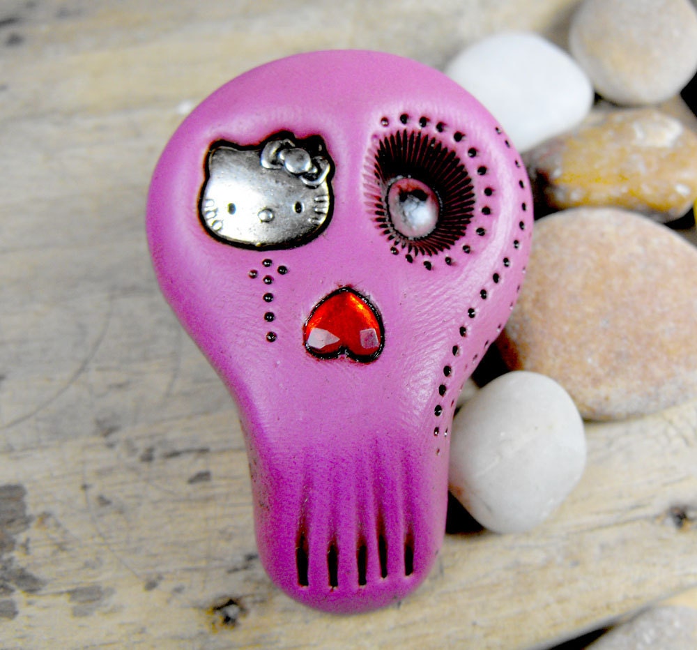 Lovely dark lavender mini skull brooch with a metal Hello Kitty in is eye