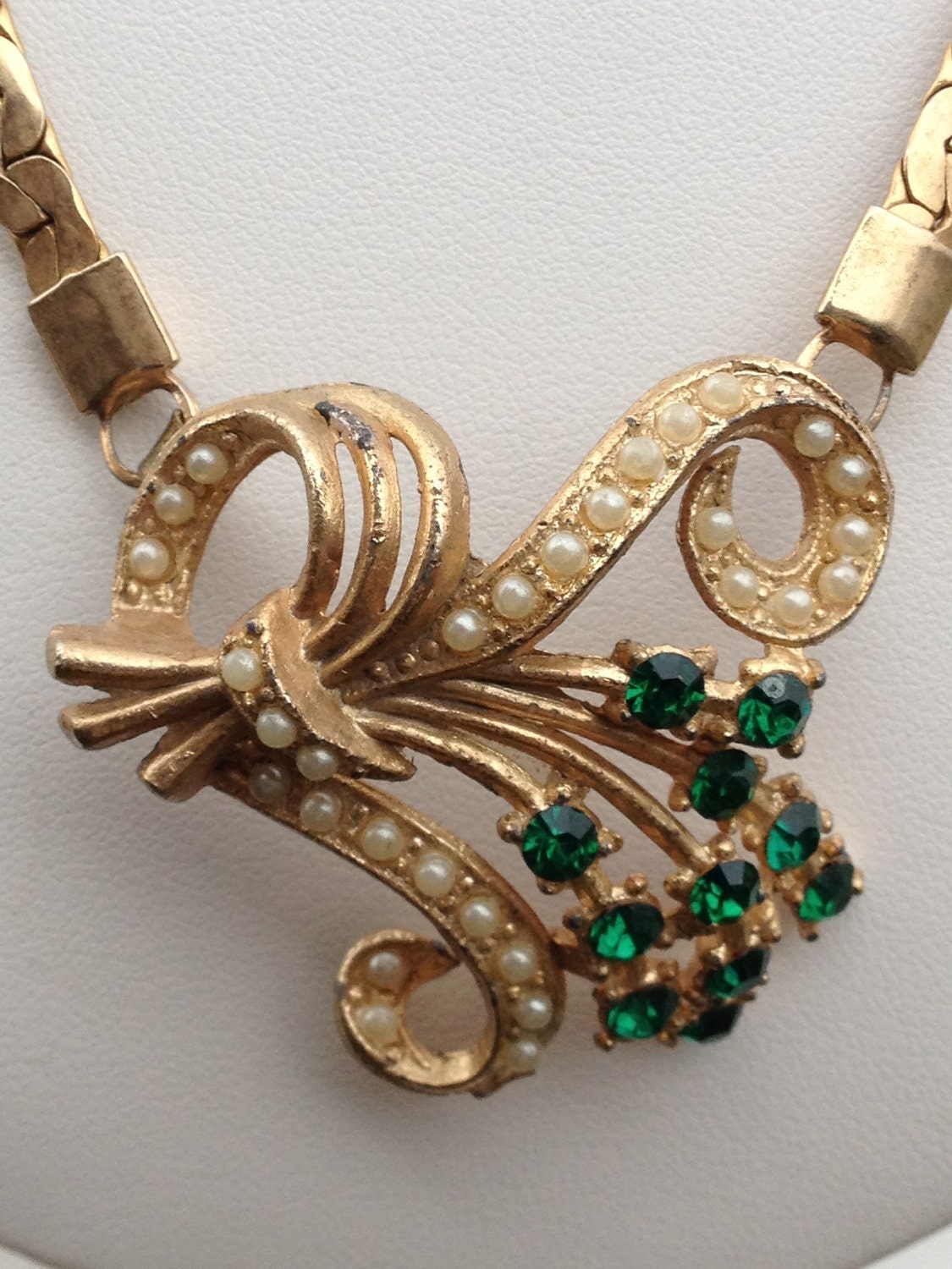 Vintage unusual green rhinestone and faux pearl gold tone necklace c. 1960s