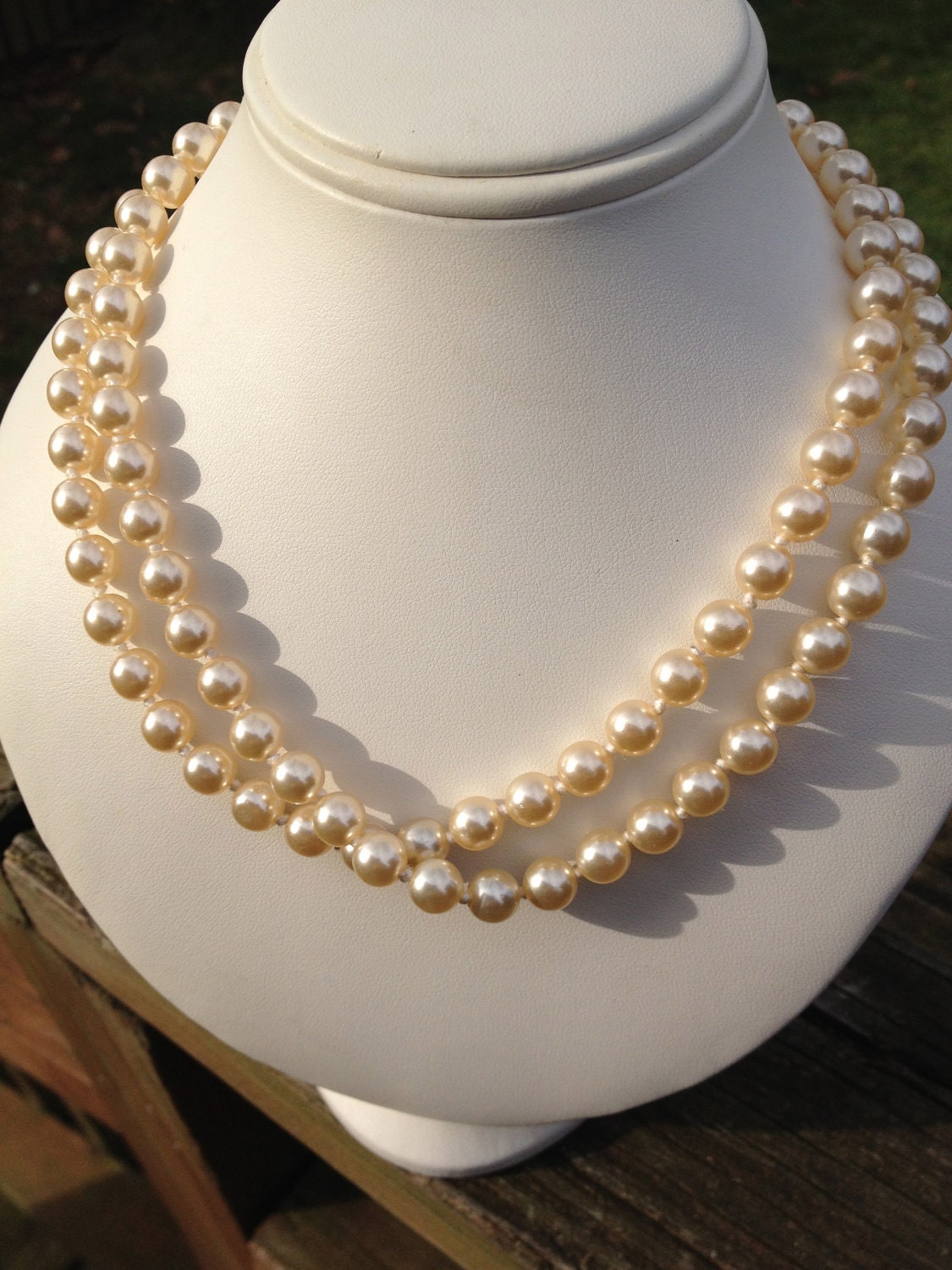 Pretty vintage 2 strand faux pearl necklace excellent condition